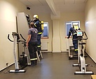 Ein Ausbilder der Feuerwehr überwachte im Geräteraum die Belastungsübungen der Helfer  (Fotograf:  THW OV Pirna)