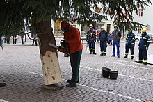 Der Baumstamm wird an die Bodenhülse angepasst (Fotograf: Plan de Saxe GmbH)