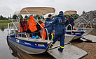 Die Helferinnen machten sich fertig für die Bootsfahrt auf der Elbe (Foto: THW OV Pirna)
