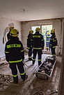 Vorbereiten der Rettung über Leiterhebel im Gebäude  (Foto: T. Schmidt)
