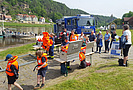 Anstehen zum Westen anziehen - Viele Gäste nutzten die Rundfahrten mit unseren Einsatzbooten der FGW auf der Elbe  (Foto: Susan Schmidt)