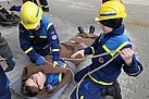 Beim Jugenddienst wurde das Einbinden verletzter Personen auf der Trage geübt  (Foto: Susan Schmidt / BÖ THW OV Pirna)