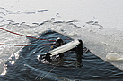 Taucher mit zehn Zentimeter dicker Eisscholle (Fotograf: Susan Schmidt)