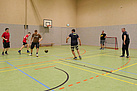 Fußball zum Dienstsport in der Lohmener Sporthalle  (Foto: Susan Schmidt)