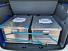 Die Proben werden in gesonderten Behältnissen gesichert transportiert (Fotograf: THW Pirna)