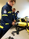 Prüfung der Geräte vor deren Einsatz (Fotograf: THW Pirna)