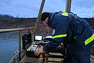 Der Taucheinsatzleiter nutzt Tauchkamera und Tauchertelefon zur Kommunikation (Fotograf: THW Pirna)