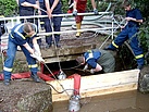 Bergungsgruppen errichten Wehr und Pumpen Wasser ab (Foto: THW Pirna)