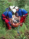 Bergwacht sichert Schwerverletzte im unwegsamen Gelände (Foto: André Jakob)