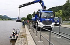 Verladung des Kompressors zur Überführung auf der Elbe an die Einsatzstelle nach Reinhardtsdorf (Foto: Ralf Manke)