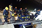 Die Atemschutzgeräteträger sind bereit zur Abfahrt und haben ihre Ausrüstung unter den Bänken verstaut  (Foto: U. Bollmer)