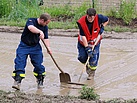 Helfer des THW Dippoldiswalde führen Schlammreste der Kanalisation zu (Fotograf: André Jakob)