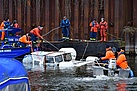 Transport des Bootes zum Hebekran (Fotograf: THW OV Magdeburg)