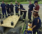 Das Team der Feuerwehr Ottendorf Frauen beim Hebekissenlabyrinth