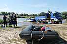 Das Radebeuler  Boot wurde sorgfältig zu Wasser gelassen (Foto: Susan Schmidt)