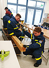Die Helferanwärter*innen bei der Holzbearbeitung  (Foto: T. Kaulfuß)