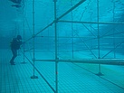 Das Gerüst nimmt das gesamte Schwimmbecken ein (Fotograf: THW Pirna)