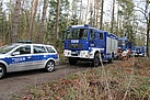 Blaue Fahrzeuge im grünen Wald bei Rossendorf (Foto: Susan Schmidt)