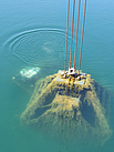 Der Zustand eines  Unterwasserbaggers wird durch die Taucher abgefilmt (Foto: THW Pirna)