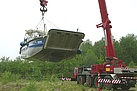 Boot am Hacken, mittels Kran wird das Boot über das steile Ufer zu Wasser gelassen (Foto: Uwe Bollmer)