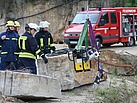 Herablassen von hydaulischem Rettungsgerät zur Einsatzstelle (Fotograf: André Jakob)