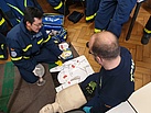 Der Defibrillator wird im Rahmen einer Übung eingesetzt (Fotograf: André Jakob)