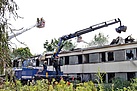 Der Greifer eines Ladekranes öffnet das Dach für Löscharbeiten (Fotograf: Ralf Mancke, THW Dresden)