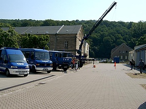 Blick über den Hof bei einer Präsentation (Fahrzeughallen befinden sich rechts)