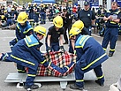 Team der Jugend des OV Gera lagert eine verletzte Person auf eine Trage (Fotograf: André Jakob)