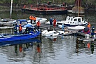 Ein Boot des THW Magdeburg sichert das Heck (Fotograf: THW OV Magdeburg)