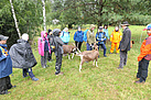 Der Ziegenwirt wies die Gruppe in die geplante Wanderung ein (Foto: THW OV Pirna)