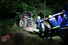 Mit vereinter Kraft wird der Traktor geborgen (Fotograf: THW Pirna)