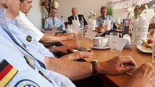 THW im Gespräch mit Bundesinnenminister de Maizière, MdB Brähmig und Bürgermeister Hanke (Fotograf: THW Pirna)