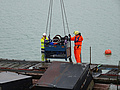 Die Ausrüstung der Taucher wird auf einer Plattform im See abgesetzt (Fotograf: Uwe Bollmer)