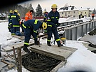 Pirnaer Einsatzkräfte beim Heben der Brücke (Fotograf: THW Pirna)