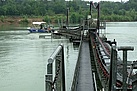 Fast geschafft, Boot und Förderbrücke nähern sich dem Ufer (Foto: Uwe Bollmer)