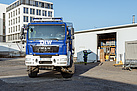 Unser MzKW wird zur Übergabe der auf Paletten verpackten Güter eingewiesen (Fotograf: Sven Rogge / DRK LV Sachsen e.V.)