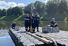 Die Helfer errichteten eine Arbeitsblattform auf der Elbe mit entsprechendem Pumpenloch (Foto: Tom Schmidt)