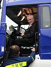 Heidenaus Bürgermeister Jacobs probiert den Fahrersitz aus (Foto: André Jakob)