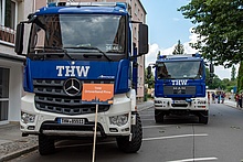 Es ist vorbereitet: Die beiden Fahrzeuge beim Umzug zum Stadtfest Pirna (Fotograf: THW Pirna)