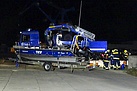 Das Mehrzweck-Arbeitsboot wird für das Trailern durch den Kran zurechtgestellt  (Foto: U. Bollmer)