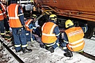 Einsatzkräfte des DB-Hilfszuges bei der Arbeit (Fotograf: Ralf Mancke, THW Dresden)