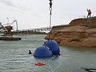 Der Kran hebt die Bandbrücke aus dem Wasser (Fotograf: THW Pirna)