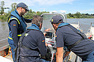 Der Ausbilder erklärte den Bootsführeranwärtern die vorhandene Technik auf dem Boot (Foto: Susan Schmidt)