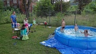 Wasser der angenehmen Art: Ein Pool lädt zur Abkühlung ein (Foto: André Jakob)