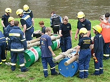 Aufbau des Tonnenstegs mit der Jugendgruppe (Foto: André Jakob)