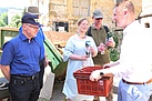Der Bürgermeister verteilte kleine Gastgeschenke nach einem Vortrag in der Bienermühle  (Foto: Susan Schmidt)