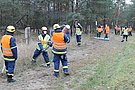In Teamarbeit zwischen THW-Helfern und Zivilangestellten der Bundeswehr konnte das Bollwerk gegen Wildschweine errichtet werden (Fotograf: Susan Schmidt)