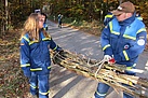 Fachgerechter Brennholztransport mit dem Arbeitsseil  (Foto: THW OV Pirna)