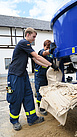 Abfüllen der Sandsäcke durch Helfer des THW Pirna (Fotograf: THW Pirna)